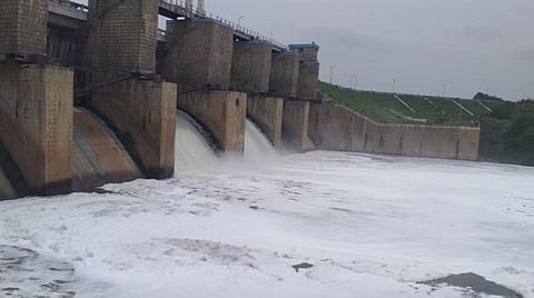 ஓசூர் கெலவரப்பள்ளி அணையில் இருந்து வெண்நுரையுடன் தென்பெண்ணை ஆற்றில் வெளியேறும் தண்ணீர் | படங்கள் : ஜோதி ரவிசுகுமார்.