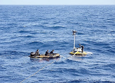 ‘அசானி’ புயலால் சேதமடைந்து கடலில் திசைமாறிய சுனாமி முன்னெச்சரிக்கை மிதவை கருவியை இந்தியக் கடலோர காவல் படையினர் கண்டுபிடித்து மீட்டனர்.