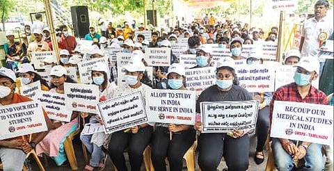 உக்ரைன் எம்பிபிஎஸ் மாணவர்கள், பெற்றோர் கூட்டமைப்பு சார்பில் சென்னை வள்ளுவர் கோட்டம் அருகே நேற்று நடைபெற்ற ஆலோசனை கூட்டத்தில் பங்கேற்றோர்.படம்: பு.க.பிரவீன்