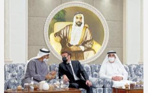 மறைந்த ஐக்கிய அரபு அமீரக அதிபர் ஷேக் கலீஃபாவுக்கு இரங்கல் தெரிவிப்பதற்காக நேற்று அபுதாபியிலுள்ள அல் முஷ்ரிப் அரண்மனைக்கு பிரான்ஸ் அதிபர் இம்மானுவேல் மேக்ரன் வந்திருந்தார். உடன் ஐக்கிய அரபு அமீரக புதிய அதிபர் ஷேக் முகமது பின் சயீத் உள்ளிட்டோர். படம்: பிடிஐ