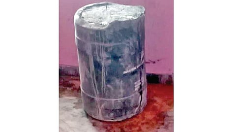 சென்னை நீலாங்கரையில் சிமென்ட் பூசி மூதாட்டியின் உடல் அடக்கம் செய்யப்பட்ட டிரம்.