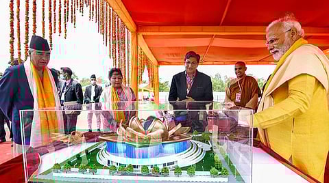 நேபாள நாட்டின் லும்பினி நகரில் இந்தியா, நேபாளம் சார்பில் புத்த கலாச்சார, பாரம்பரிய மையம் சர்வதேச தரத்தில் அமையவுள்ளது. இந்தத் திட்டத்துக்கு பிரதமர் நரேந்திர மோடி நேற்று அடிக்கல் நாட்டினார். பின்னர் புத்த கலாச்சார பாரம்பரிய மையத்தின் மாதிரியை பார்வையிடுகிறார் பிரதமர் மோடி. படம்: பிடிஐ