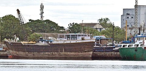 தூத்துக்குடி பழைய துறைமுகத்தில் நிறுத்தி வைக்கப்பட்டுள்ள தோணிகள். படம்: என்.ராஜேஷ்