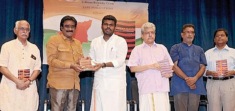 எழுத்தாளர் சுப்புவின் ‘திராவிட மாயை’ புத்தகத்தை பாஜக தலைவர் கே.அண்ணாமலை வெளியிட, யாதவ மகாசபை தேசியத் தலைவர் தேவநாதன் யாதவ் பெற்றுக்கொண்டார்.