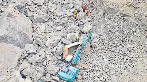 திருநெல்வேலி அருகே கல்குவாரி பாறைகள் நடுவே சிக்கியுள்ளவர்களை மீட்கும் பணி 3-வது நாளாக நடைபெற்றது.