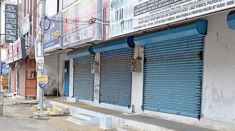 திருப்பூர் லட்சுமி நகரில் வேலைநிறுத்த போராட்டத்தால் நேற்று அடைக்கப்பட்டிருந்த ஜாப் ஒர்க் நிறுவனங்கள்.