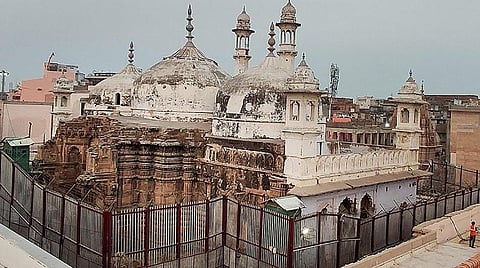 கியான்வாபி மசூதி கள ஆய்வின் நீதிமன்ற ஆணையர் அகற்றம் - சிவலிங்கத்தை சுற்றியுள்ள ஒசுகானா சுவரை இடிக்கும் மனு மீது நாளை முடிவு