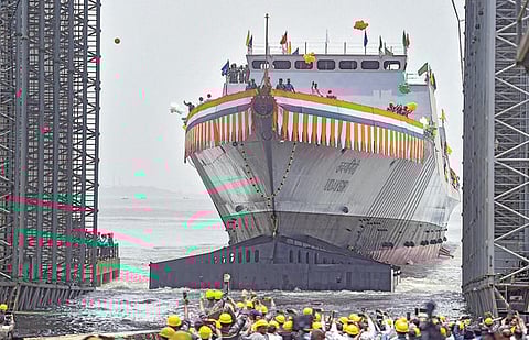 மும்பையில் நேற்று நடைபெற்ற விழாவில் ஐஎன்எஸ் சூரத், ஐஎன்எஸ் உதயகிரி போர்க்கப்பல்களை மத்திய பாதுகாப்புத் துறை அமைச்சர் ராஜ்நாத் சிங் நாட்டுக்கு அர்ப்பணித்தார். அப்போது உதயகிரி போர்க்கப்பல் கம்பீரமாக கடலில் தனது பயணத்தை தொடங்கியது. படம்: பிடிஐ