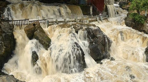 நீர்வரத்து அதிகரிப்பு: ஒகேனக்கலில் ஆற்றில் குளிக்க, பரிசல் பயணம் செய்ய தடை