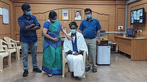 இதயத்தில் கத்தி குத்துபட்டு, சிகிச்சை பெற்ற மணிகன்டனிடம் நலம் விசாரித்த கோவை அரசுமருத்துவமனை டீன் டாக்டர் நிர்மலா.