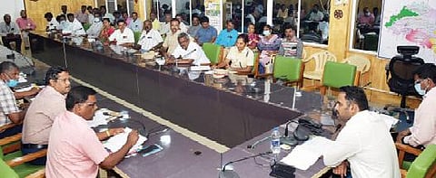 விருதுநகரில் குரூப் 2 தேர்வுக்கான முன்னேற்பாடுகள் குறித்த ஆலோசனைக் கூட்டத்தில் பேசிய ஆட்சியர் ஜெ.மேகநாதரெட்டி.