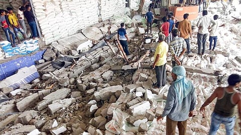 குஜராத் மாநிலம் மோர்பி மாவட்டம் ஹல்வாட் தொழில் மண்டலப் பகுதியில் அமைந்துள்ள உப்பு தொழிற்சாலையின் சுவர் இடிந்து விழுந்ததில் 12 தொழிலாளர்கள் உயிரிழந்தனர். சம்பவம் நடந்த இடத்தில் மீட்புப் பணியில் ஈடுபட்டுள்ள ஊழியர்கள். படம்: பிடிஐ