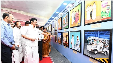 கோவை | ‘ஓராண்டு சாதனை’ விளக்க ஓவியங்களை ரசித்துப் பார்த்த முதல்வர் ஸ்டாலின்