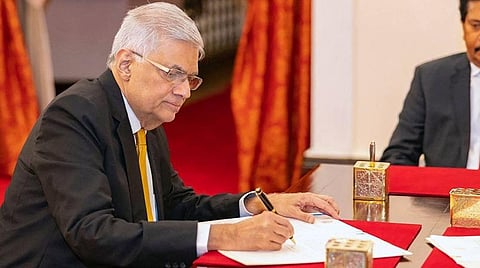 ரணில் பிரதமரானதை இலங்கை மக்கள் கடுமையாக எதிர்க்காததது ஏன்? - ஒரு விரைவுப் பார்வை