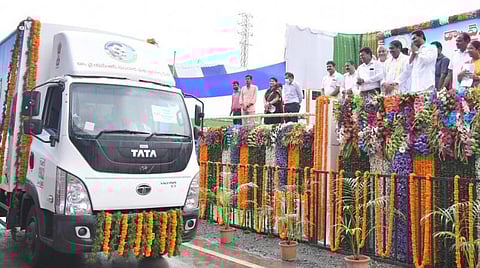 கால்நடைகளுக்கு ஆம்புலன்ஸ் சேவை: கொடியசைத்து தொடங்கி வைத்தார் முதல்வர் ஜெகன்மோகன் ரெட்டி