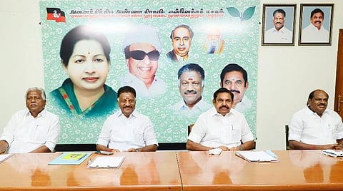 சென்னை ராயப்பேட்டையில் உள்ள அதிமுக தலைமை அலுவலகத்தில் நேற்று நடைபெற்ற ஆலோசனைக் கூட்டத்தில் பங்கேற்ற ஓபிஎஸ், இபிஎஸ், வைத்திலிங்கம், கே.பி.முனுசாமி