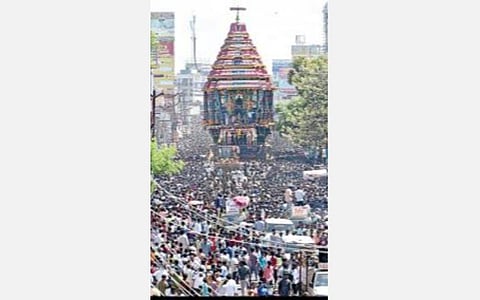 காஞ்சிபுரம் வரதராஜ பெருமாள் பிரம்மோற்சவத்தின் 7-ம் நாளான நேற்று தேரோட்டம் நடைபெற்றது. இதில் பங்கேற்ற ஆயிரக்கணக்கான பக்தர்கள் ‘கோவிந்தா... கோவிந்தா...’ கோஷம் முழங்க தேரை வடம் பிடித்து இழுத்தனர்.படம்:எம்.முத்துகணேஷ்