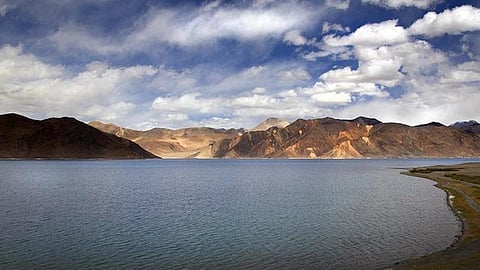 பாங்காங் ஏரியில் புதிய பாலம் கட்டுகிறதா சீனா? - மத்திய அரசு விளக்கம்