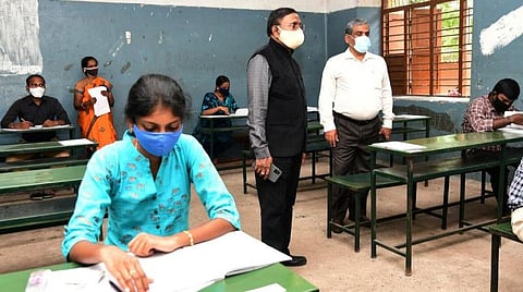 4 ஆயிரம் மையங்களில் இன்று குரூப் 2 தேர்வு - 11.78 லட்சம் பட்டதாரிகள் எழுதுகின்றனர்