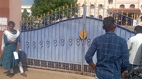 கரூர் மாவட்டம் குளித்தலை அரசு கலைக்கல்லூரி தேர்வுக்கூட நுழைவுவாயில் மூடப்பட்டுள்ளதால் ஏமாற்றத்துடன் காத்திருக்கும் தேர்வர்கள்