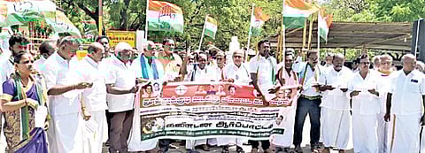 திமுக கூட்டணியில் இருந்து காங்கிரஸ் கட்சி வெளியேற வலியுறுத்தி கோவில்பட்டியில் ஆர்ப்பாட்டத்தில் ஈடுபட்ட காங்கிரஸார்.