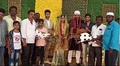 சேலத்தில் திருமண விழாவில் மணமக்களுக்கு விறகு, மண் அடுப்பு, பெட்ரோல் பரிசாக வழங்கிய உறவினர்கள்