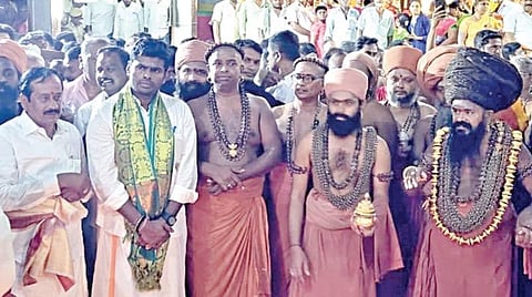 தருமபுரம் பட்டினப்பிரவேசத்தில் பல்லக்கில் அமர்ந்து ஆதீனகர்த்தர் வீதியுலா: 2 மாவட்ட எஸ்.பி.க்கள் தலைமையில் 600 போலீஸார் பாதுகாப்பு