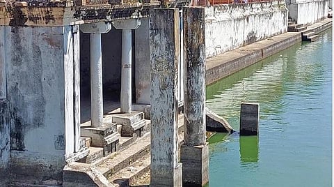 திருவாரூர் தியாகராஜர் கோயில் தெப்பத் திருவிழாவின்போது தெப்பம் மோதியதால் இடிந்து விழுந்த மண்டப தூண்கள்