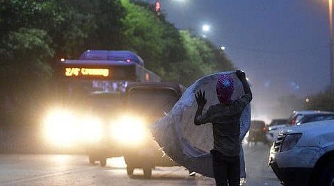 டெல்லியில் சூறைக்காற்றுடன் கனமழை: பல இடங்களில் மின் தடை, போக்குவரத்து பாதிப்பு