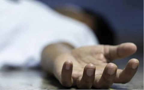 தா.பழூர் அருகே வீட்டில் தூங்கிக் கொண்டிருந்தபோது தலையில் கல்லைப் போட்டு பிளஸ் 1 மாணவர் கொலை