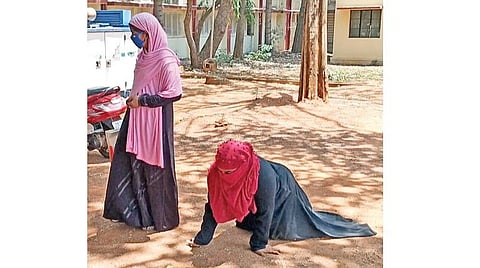 சிவகங்கை | ஆட்சியர் அலுவலகத்தில் சக்கர நாற்காலி இல்லாததால் மாற்றுத் திறனாளிகள் சிரமம்