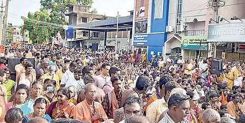 சிதம்பரத்தில் நேற்று நடைபெற்ற ஆர்ப்பாட்டத்தில் பங்கேற்றோர்.