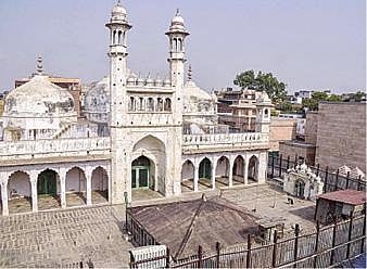 வாரணாசி, காசி விசுவநாதர் கோயில் அருகில் உள்ள கியான்வாபி மசூதி. (அடுத்த படம்) மதுராவில் உள்ள கிருஷ்ணர் கோயிலுக்கு அருகே உள்ள ஷாஹி ஈத்கா மசூதி.