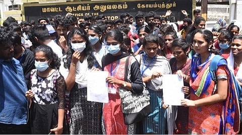 கோவை மாவட்ட ஆட்சியர் அலுவலகத்தை முற்றுகையிட்டு, கோரிக்கை தொடர்பாக கோஷங்களை எழுப்பிய மாணவ, மாணவிகள். | படம் : ஜெ.மனோகரன்.