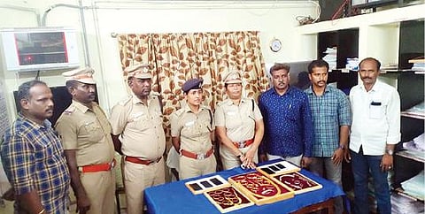 பறிமுதல் செய்யப்பட்ட நகைகளுடன், தனிப்படையினரை பாராட்டிய மாவட்டக் காவல் கண்காணிப்பாளர் நிஷா பார்த்திபன்.