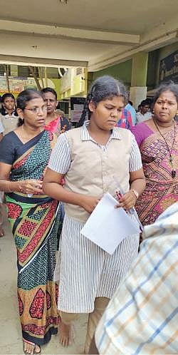 மனஇறுக்கத்திலும் மனதைரியத்தோடு 10-ம் வகுப்பு பொதுத் தேர்வு எழுதிவிட்டு வரும் மாணவி அவந்திகா.