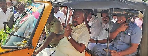 ஆட்டோவில் டிரைவர் அருகே அமர்ந்து பயணித்த அமைச்சர் மஸ்தான்.