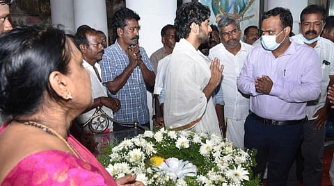 ராமநாதபுரத்தில் இளைய மன்னர் ராஜா குமரன் சேதுபதியின் உடலுக்கு ராமநாதபுரம் ஆட்சியர் சங்கர்லால் குமாவத் மற்றும் பல்வேறு அரசியல் கட்சியினர் அஞ்சலி செலுத்தினர்.