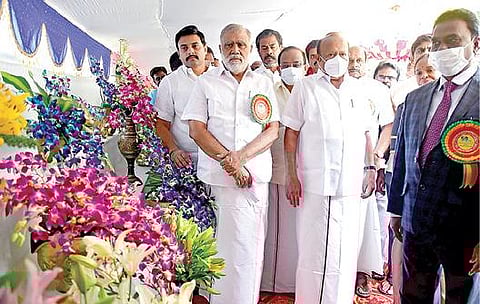கொடைக்கானலில் மலர்க் கண்காட்சியைத் தொடங்கி வைத்து பார்வையிட்ட அமைச்சர்கள் ஐ.பெரியசாமி, எம்.ஆர்.கே.பன்னீர்செல்வம், அர.சக்கர பாணி, எம்.மதிவேந்தன்.
