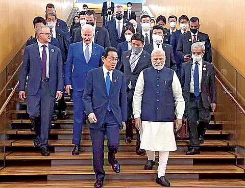 ஜப்பான் தலைநகர் டோக்கியோவில் நேற்று குவாட் உச்சிமாநாடு நடைபெற்றது. மாநாடு நடைபெறும் வளாகத்துக்கு வரும் பிரதமர் மோடி, ஜப்பான் பிரதமர் புமியோ கிஷிடா, அமெரிக்க அதிபர் ஜோ பைடன், ஆஸ்திரேலிய பிரதமர் அந்தோணி அல்பானீஸ் உள்ளிட்டோர். படம்: பிடிஐ