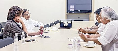 மக்களவைத் தேர்தலுக்காக காங்கிரஸ் அமைத்துள்ள சிறப்பு பணிக் குழுவின் முதல் கூட்டம் டெல்லியில் நேற்று நடந்தது. இதில் குழுவின் தலைவர் ப.சிதம்பரம், உறுப்பினர்கள் பிரியங்கா காந்தி, கே.சி.வேணுகோபால், ஜெய்ராம் ரமேஷ் ஆகியோர் ஆலோசனை நடத்தினர்.படம்: பிடிஐ.