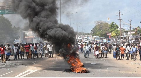 ராமேசுவரத்தில் மதுரை நெடுஞ்சாலையில் நடைபெற்ற சாலை மறியல். | படங்கள் - எல்.பாலச்சந்தர்