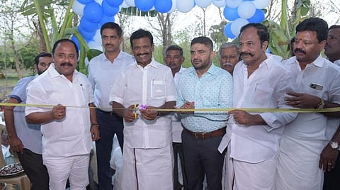 வேலூர் மாவட்டம் அணைக்கட்டு, ஜமால்புரத்தில் கட்டப்பட்ட பால் குளிரூட்டும் மையத்தை பால்வளத்துறை அமைச்சர் நாசர் இன்று (புதன்கிழமை) திறந்து வைத்தார். படம்: வி.எம்.மணிநாதன்