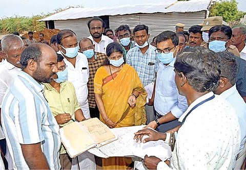 தூத்துக்குடி சிப்காட் வளாகத்தில் இஎஸ்ஐ மருத்துவமனை கட்டுமான பணிகள் தொடர்பாக கனிமொழி எம்.பி. ஆய்வு செய்தார். படம்: என்.ராஜேஷ்