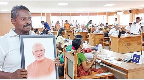 சிவகாசி மாநகராட்சிக் கூட்ட அரங்கில் பிரதமர் மோடி படத்தை வைக்க வேண்டும் என படத்துடன் வந்த பாஜக கவுன்சிலர் குமரிபாஸ்கர்.