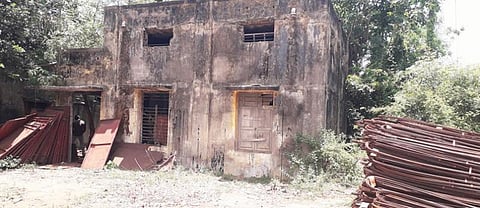 கம்மாபுரம் ஊராட்சி ஒன்றிய அலுவலக வளாகத்தில் உள்ள சிதிலமடைந்த கட்டிடம். உள்படம்: கட்டிடத்தின் உள்புறத்தில் ஒட்டப்பட்டுள்ள எச்சரிக்கை பதாகை.