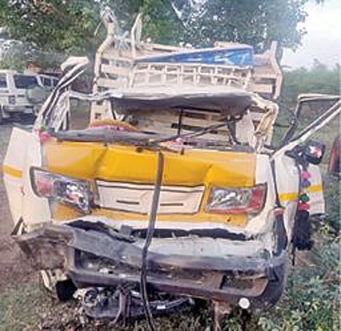 சிதம்பரம் புறவழிச் சாலை கூத்தன்கோயில் பகுதியில் நின்றிருந்த லாரி மீது மோதிய மினி லாரி.