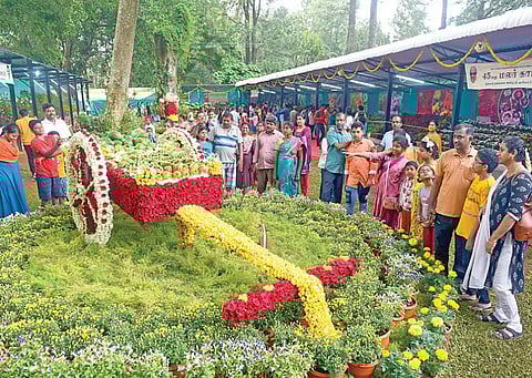 ஏற்காட்டில் 45-வது கோடைவிழா மற்றும் மலர்க் கண்காட்சி நேற்று தொடங்கியது. அண்ணா பூங்காவில் அமைக்கப்பட்டுள்ள மலர்க் கண்காட்சியில் மாட்டு வண்டியில் காய்கறிகளை ஏற்றிச் செல்வது போன்று அமைக்கப்பட்ட மலர் சிற்பத்தை சுற்றுலா பயணிகள் ஆர்வமுடன் பார்வையிட்டனர். படம்: எஸ். குரு பிரசாத்