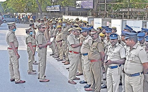 சென்னை நேரு உள்விளையாட்டு அரங்கில் இன்று மாலை நடக்கும் நிகழ்ச்சியில் பல்வேறு புதிய திட்டங்களை பிரதமர் நரேந்திர மோடி தொடங்கி வைக்கிறார். விழா நடக்கும் பகுதியில் பாதுகாப்புக்காக குவிக்கப்பட்டுள்ள போலீஸார்.படம்: ம.பிரபு