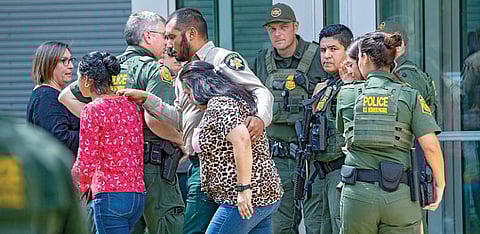 அமெரிக்காவின் டெக்சாஸ் மாகாணம் உவால்டே நகரிலுள்ள ராப் தொடக்கப் பள்ளிக்குள் புகுந்து இளைஞர் ஒருவர் துப்பாக்கிச்சூடு நடத்தினார். இந்த சம்பவத்தைத் தொடர்ந்து உவால்டே நகரிலுள்ள உவால்டே சிவிக் சென்டரிலிருந்து அவசர அவசரமாக வெளியேறும் பொதுமக்கள். படம்: பிடிஐ